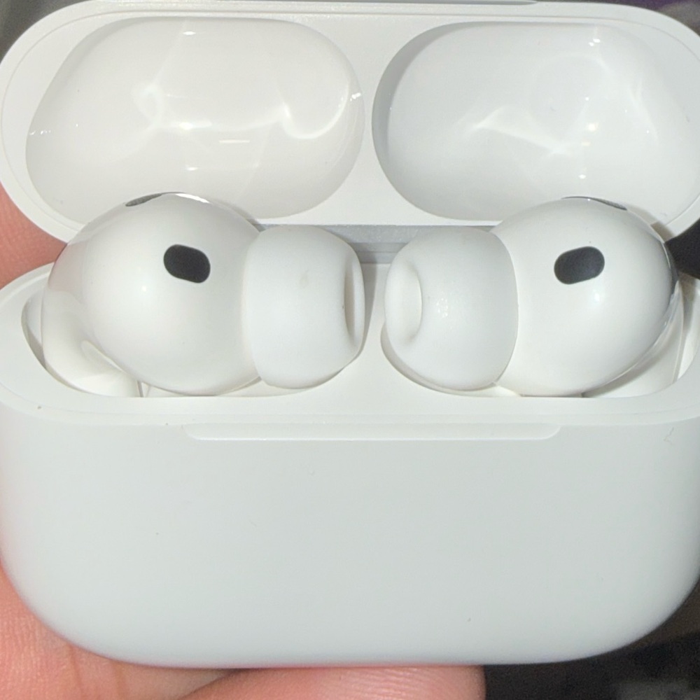 Apple AirPods Pro 3 - White Charging Case